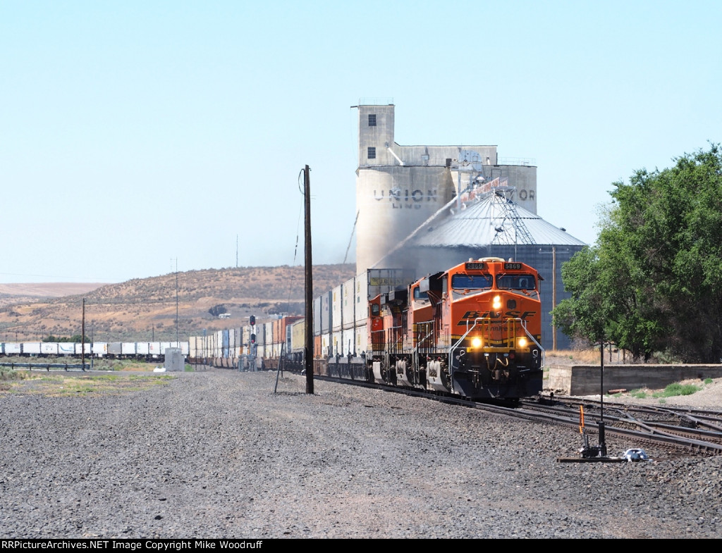 BNSF 5869